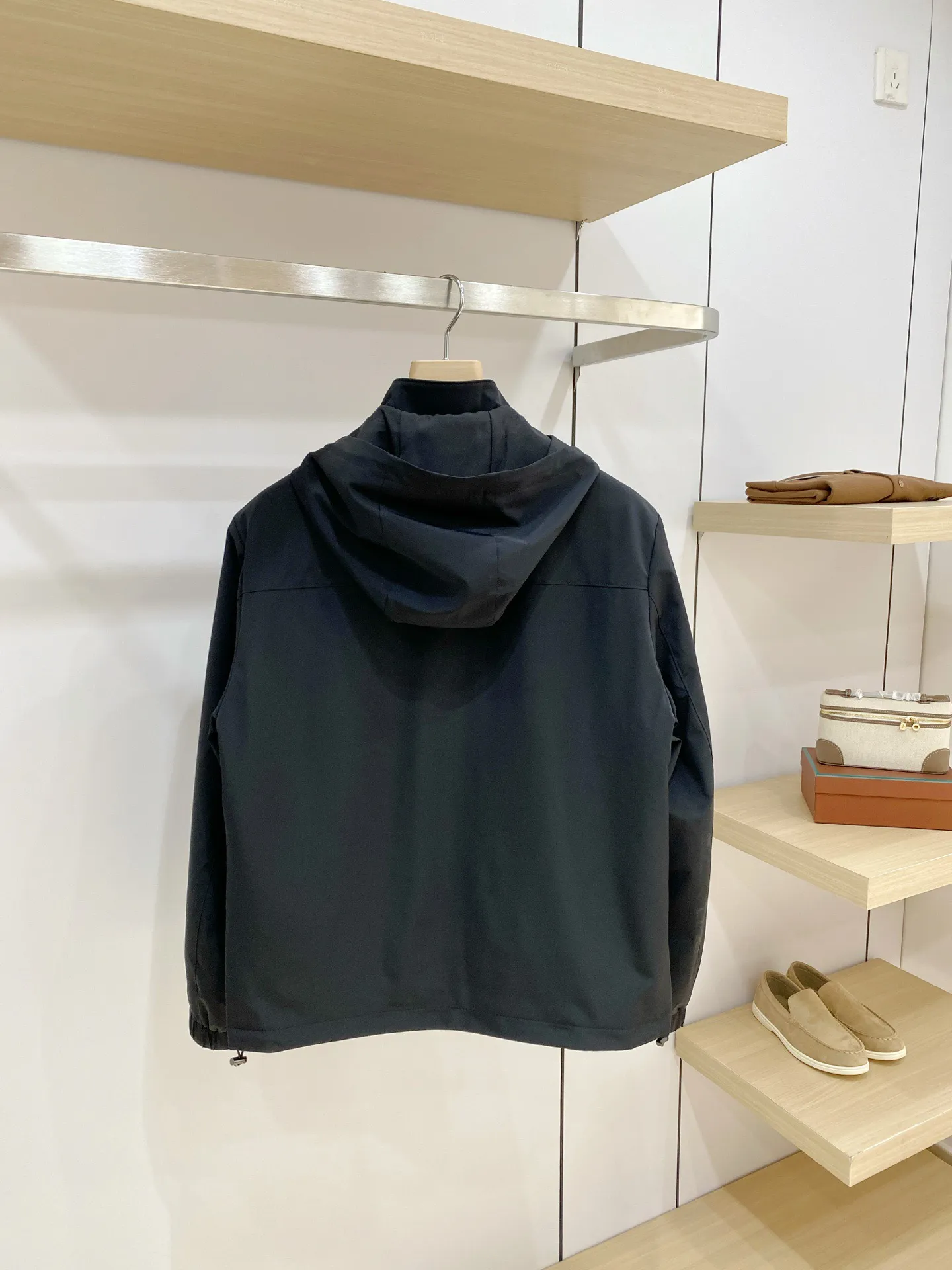Moncler ： ， ， 。 ， ， ， 、 。 ： ， ， 、 。 Breathable， ， ， 。 ： ， ； ， ， 。 ， ， 。 ：Navy Blue、Khaki、Black ， ， 、 、 ， 。 Sizes：M-4XL
